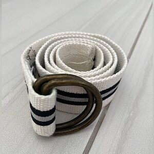 D-ring belt with white, black, & gray stripes.